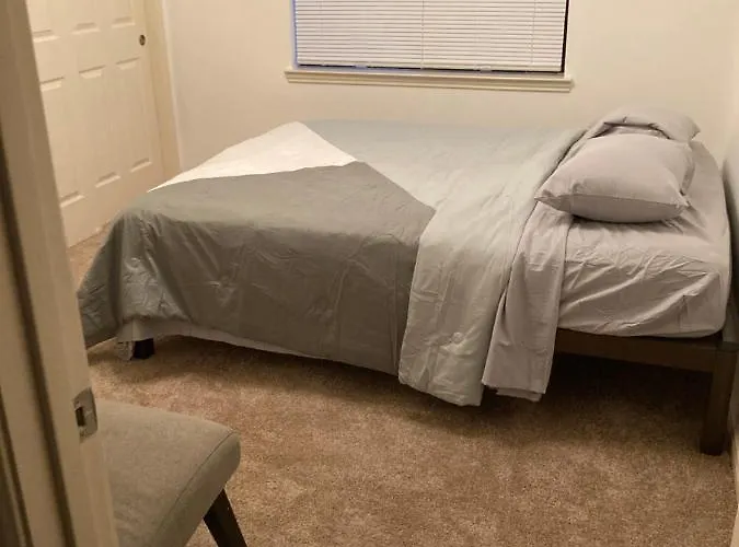 Lovely Downtown Room #2 No Smoking No Kids Second Floor