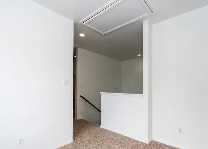 Lovely Downtown Room #2 No Smoking No Kids Second Floor